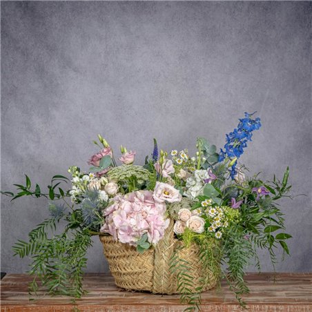 CESTA DE ESPARTO CON FLORES SILVESTRES