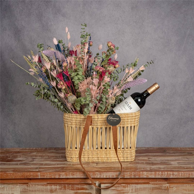 COMPOSICIÓN DE FLORES SECAS Y VINO